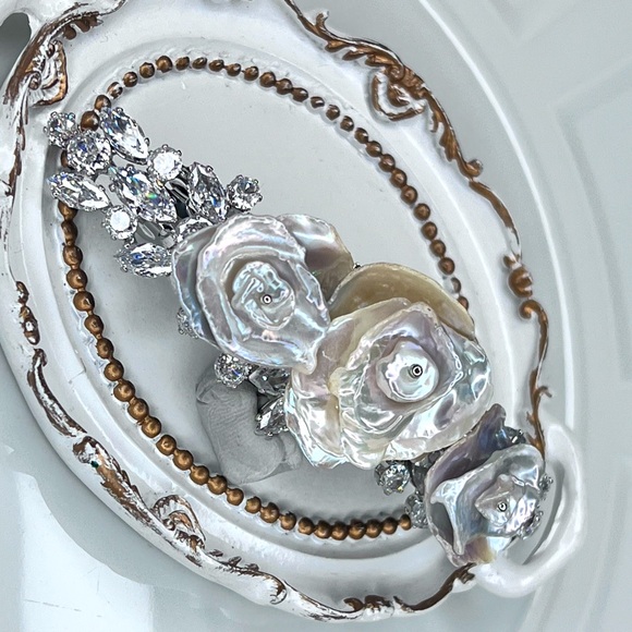 ๐ฅ๐ฅ Handmade Freshwater Keshi Pearl Flower ๐บ Crystal Hair Clip - Picture 3 of 5